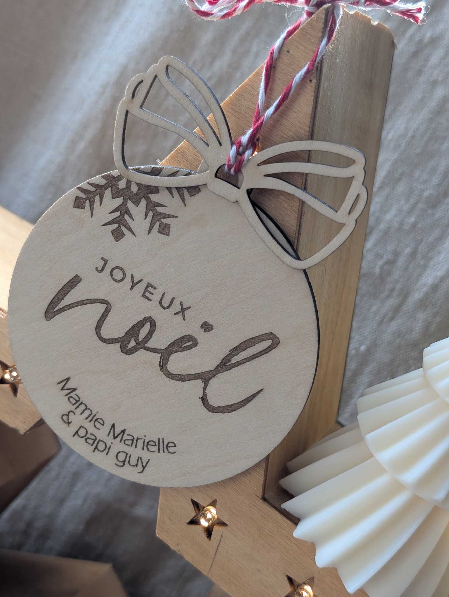 Boule Noël bois personnalisée flocon joyeux noël gravure texte mamie papi nœud ajouré suspension sapin