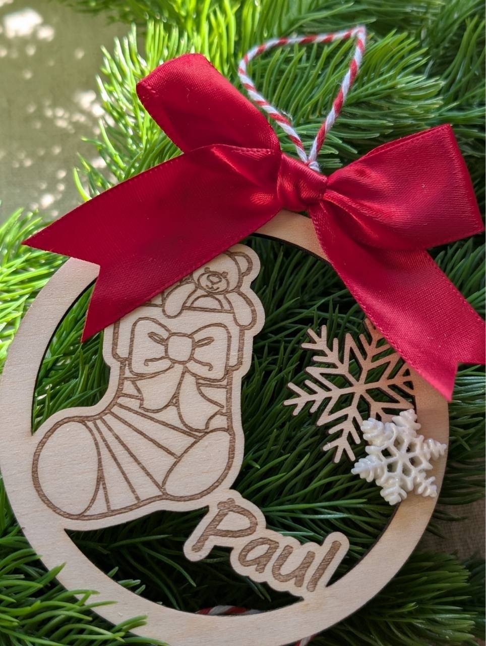 Boule de Noël en bois avec chausson décoratif gravé, prénom personnalisé, gros nœud rouge, collection Artesama