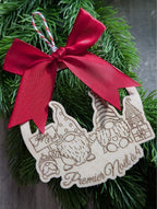 Boule de Noël artisanale en bois avec papa, maman et enfants gnomes – création personnalisée