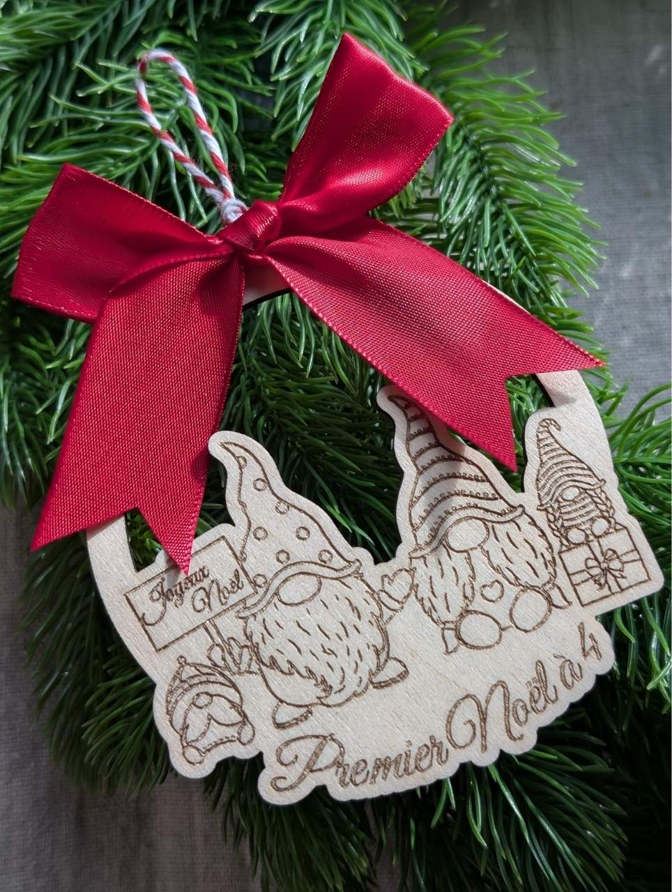 Boule de Noël artisanale en bois avec papa, maman et enfants gnomes – création personnalisée