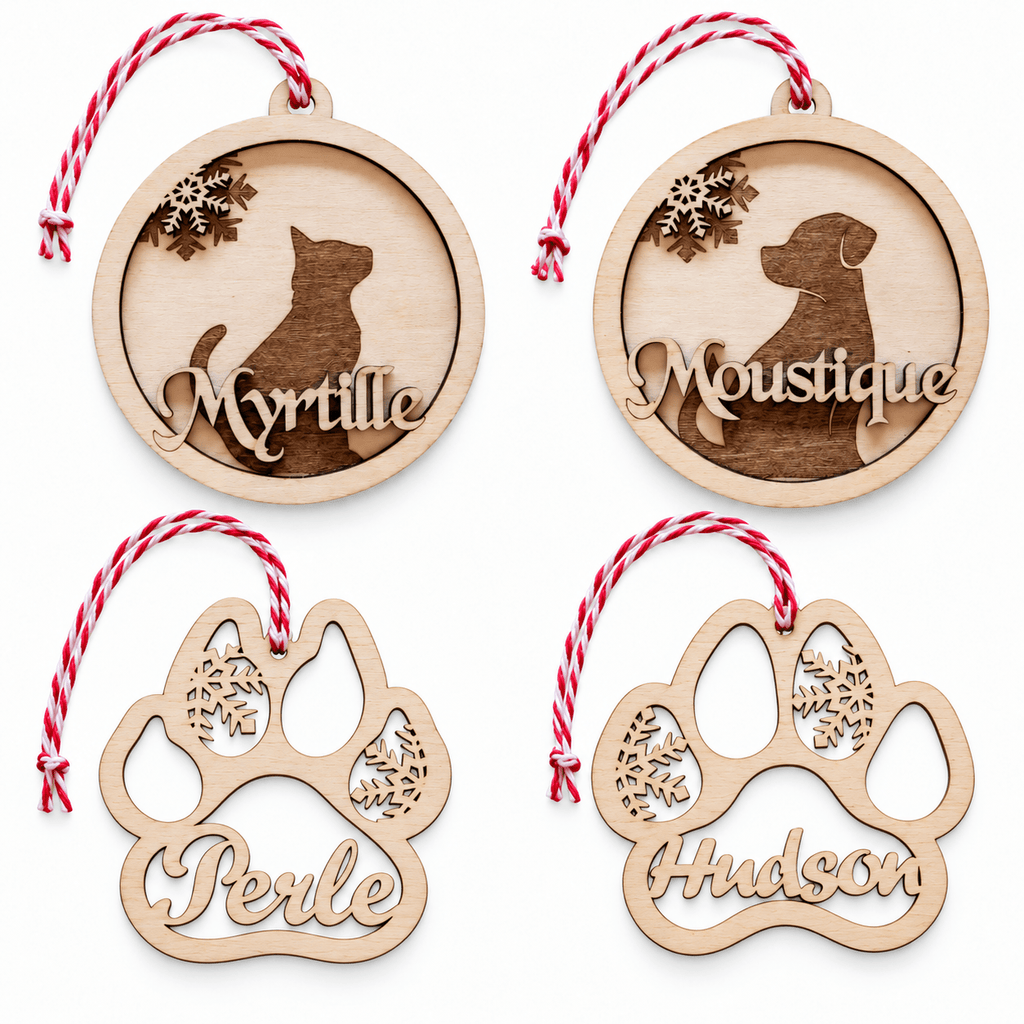 Quatre boules de Noël en bois personnalisées pour chat et chien, silhouettes et pattes gravées aux prénoms Myrtille, Moustique, Perle et Hudson, sur fond blanc