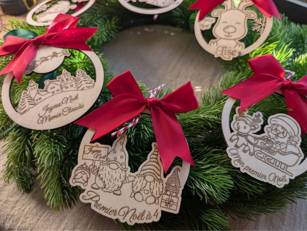 couronne de Noël avec différents modèles de boules en bois personnalisées. traineau du père Noël renne lutins gnômes etc.