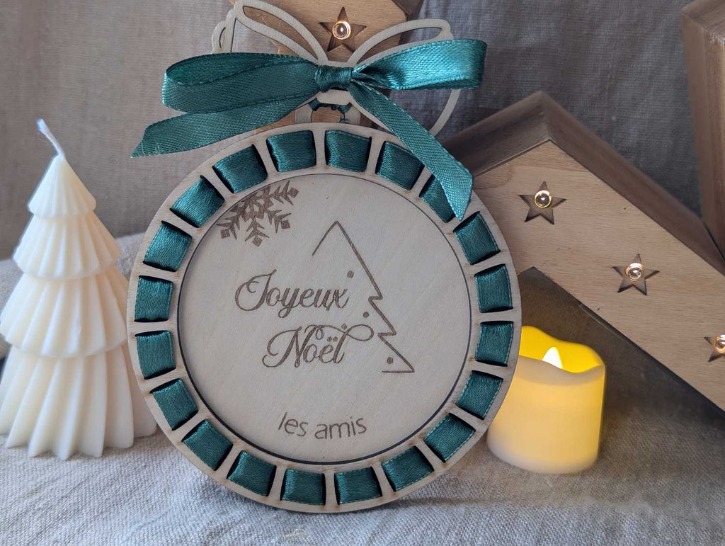 Décoration de Noël artisanale boule en bois diamètre 12cm avec ruban vert émeraude entrelacé et gravure laser personnalisée Joyeux Noël les amis