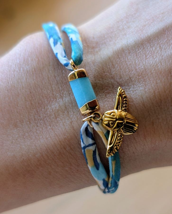 bracelet avec breloque scarabée acier inox doré hypoallergénique