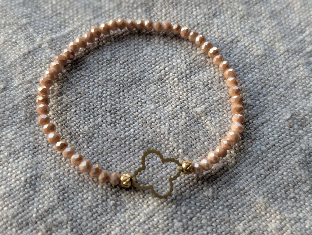 Bracelet trèfle doré perles facettées nude champagne nacré brillant bijou femme délicat lumineux