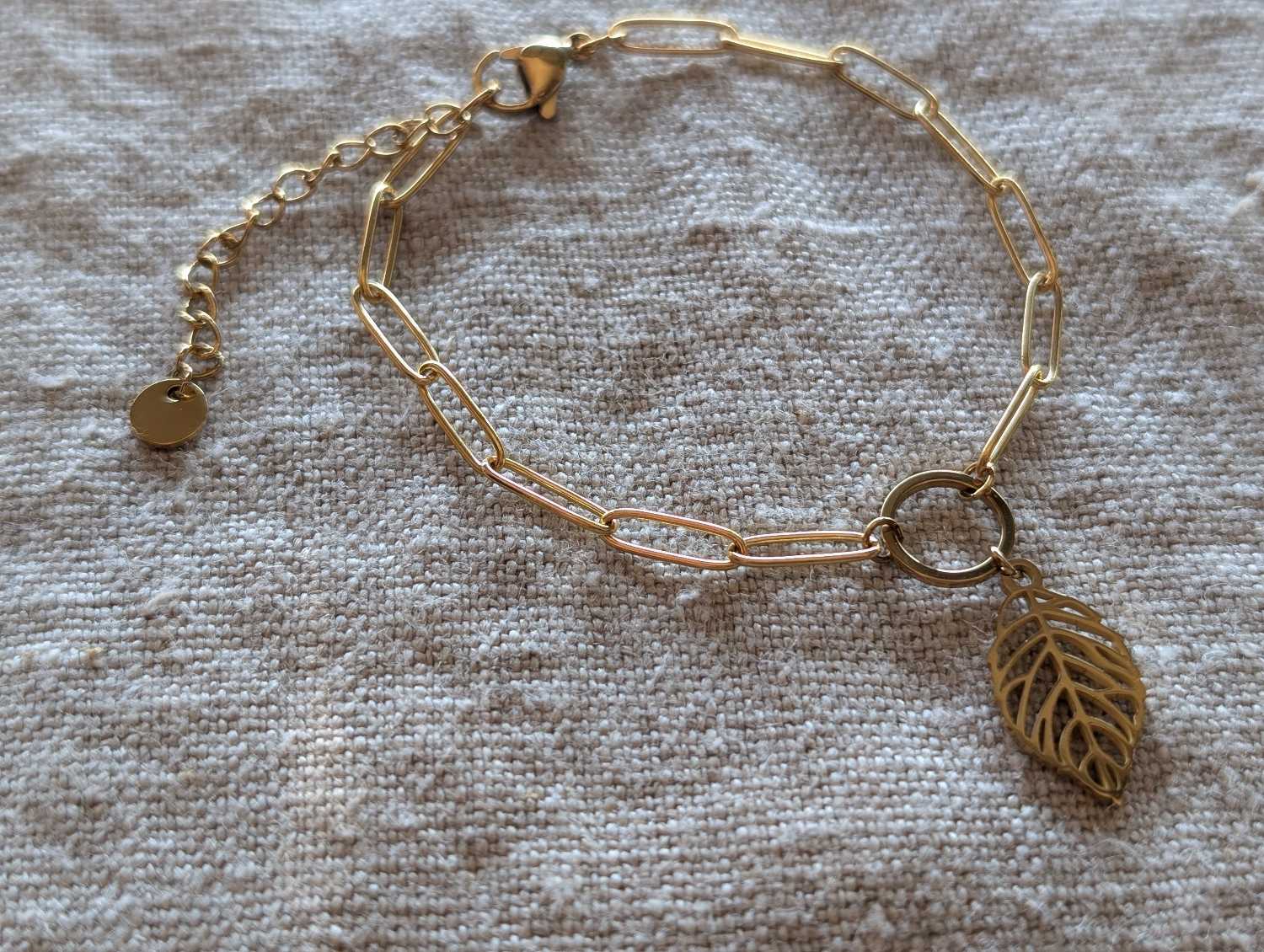 Bracelet chaîne dorée feuille suspendue réglable cadeau unique anniversaire Noël fêtes