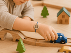 bracelet ajustable cordon noeud coulissant porté par un enfant qui joue à la voiture