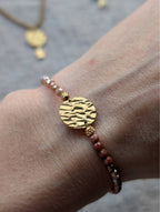 Rond texturé doré au centre du bracelet perles nude et terracotta, acier inoxydable doré