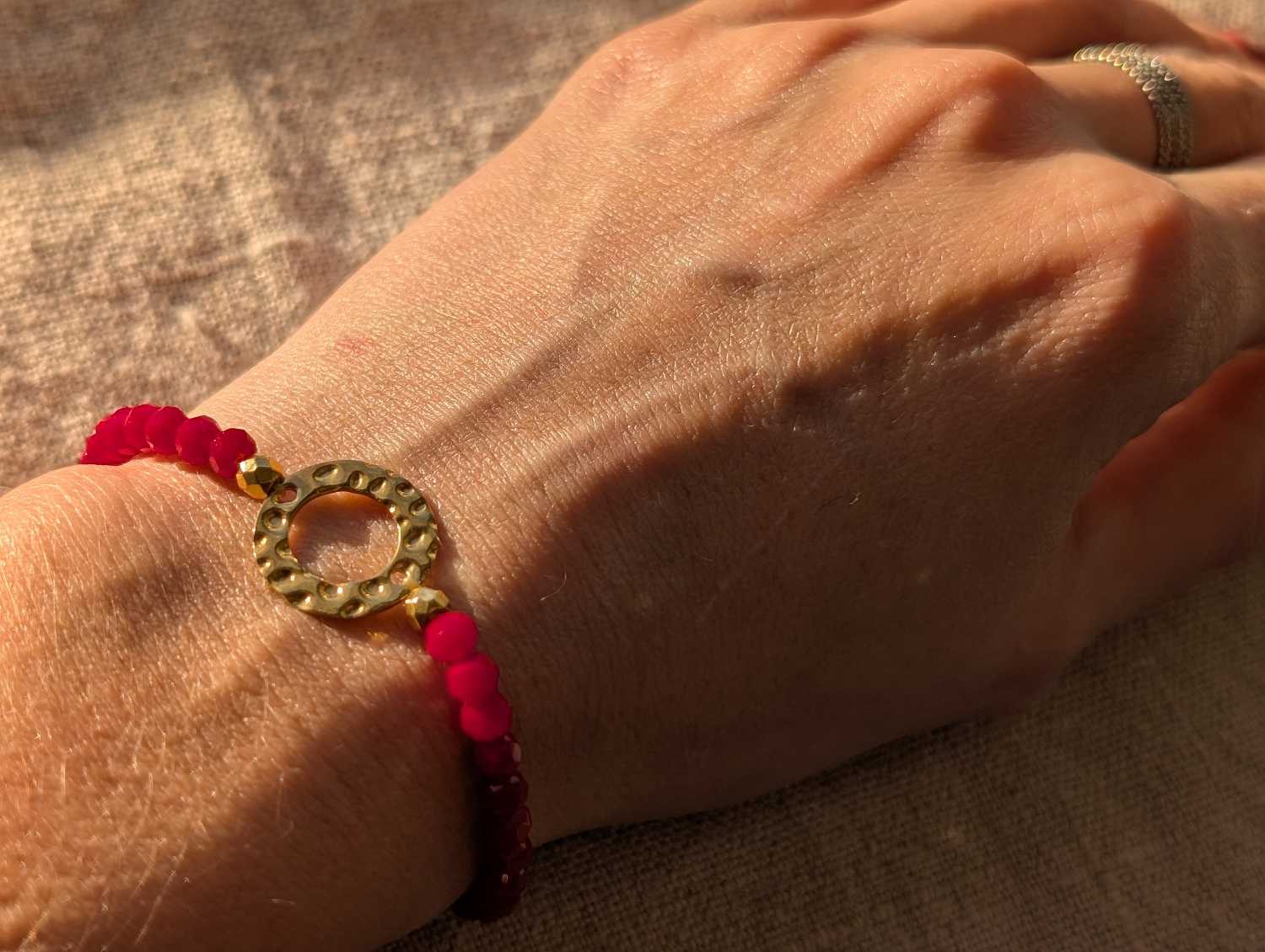 Bracelet cercle martelé doré perles facettées rouge brillantes bijou femme élégant artesama
