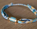 gros plan sur pierre quartz turquoise et acier inox doré