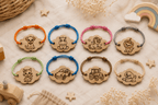 Collection de 8 bracelets enfant en bois gravé forme nuage, cordons colorés (orange, bleu, rose, gris, vert, marron, beige), motifs animaux et véhicules : chien, hippopotame, licorne, lion, chat, voiture, tracteur, chiot