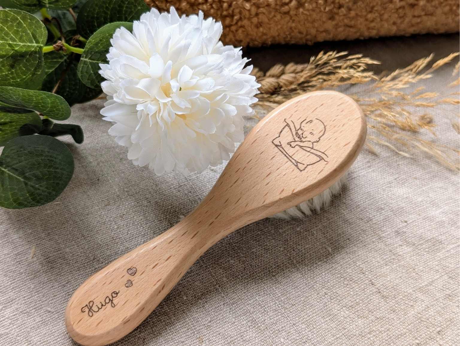 Brosse à cheveux pour bébé en bois personnalisée et gravée avec prénom