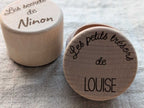 jolie petite boîte ronde avec gravure prénom pour offrir à son efant son ou sa filleule, bptême, communion, anniversaire et fêtes de Noël