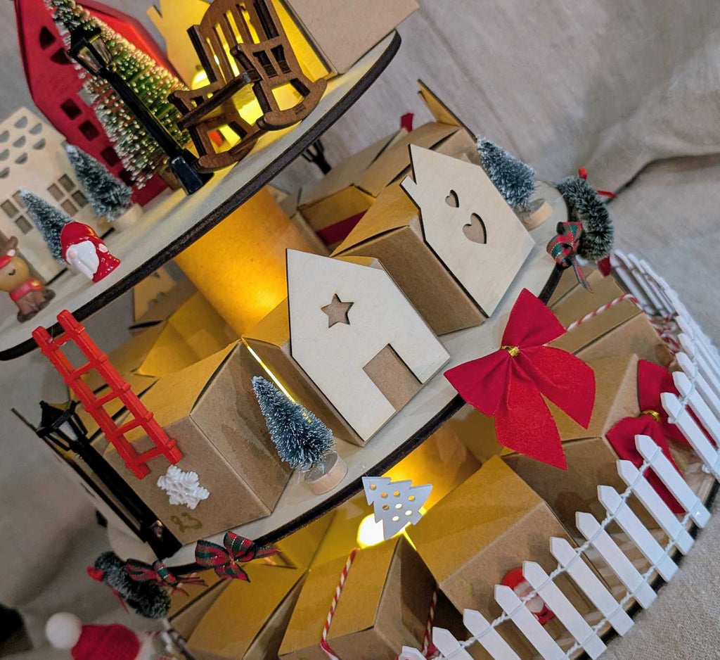 Calendrier de l'avent DIY village de Noël 3 étages en bois peint avec maisonnettes colorées, échelle rouge, bougies LED illuminées, sapins miniatures, renne et Père Noël