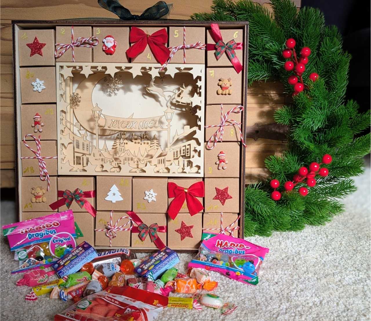 Calendrier de l’Avent lumineux en bois avec village de Noël et guirlande LED, création artisanale Artesama