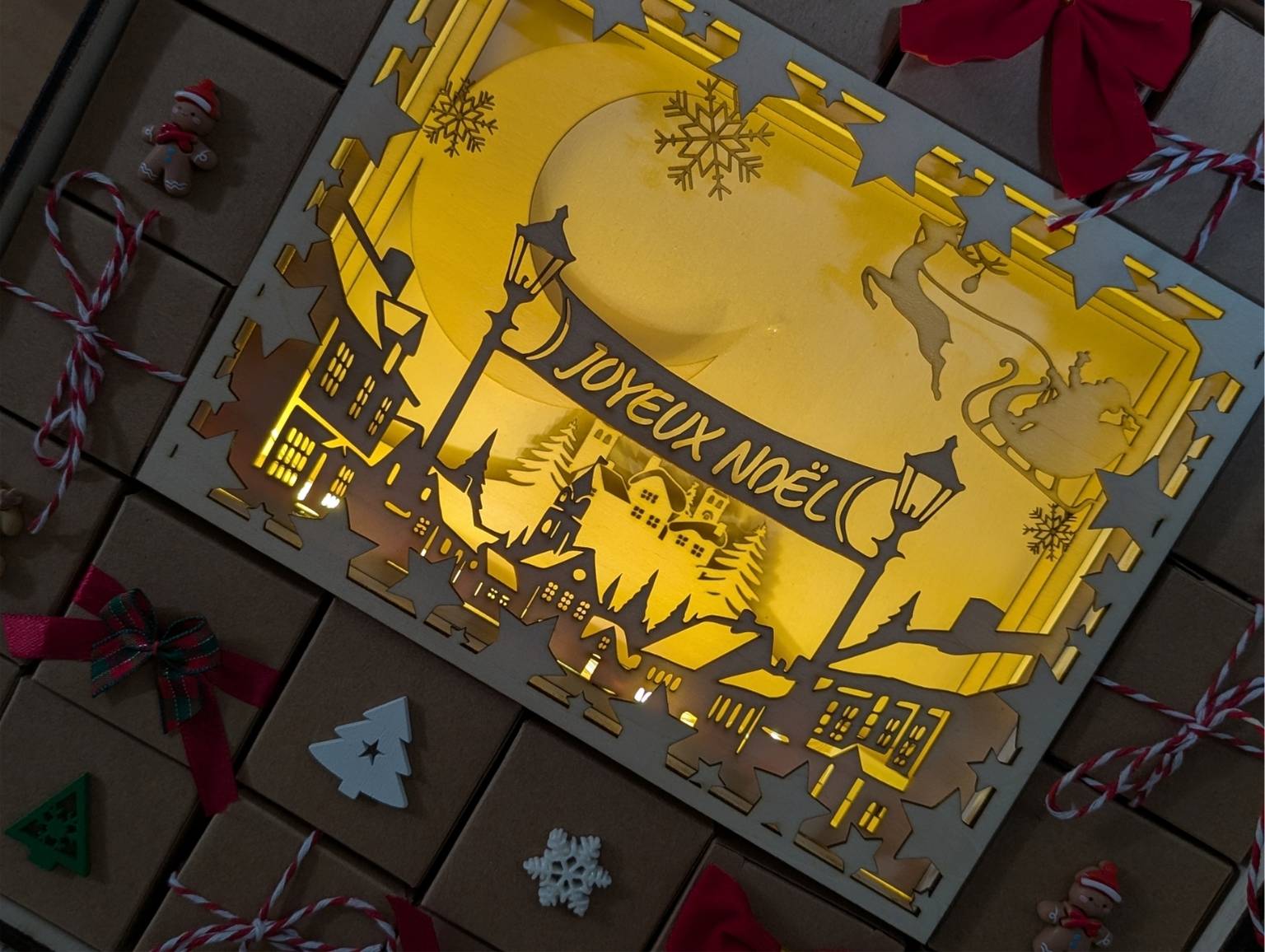 Calendrier de l’Avent en bois illuminé, guirlande LED intégrée créant une lumière douce et chaleureuse