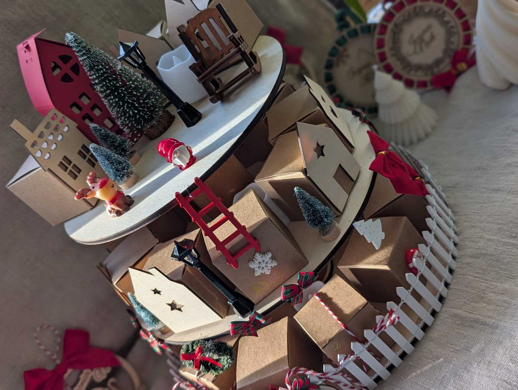 Calendrier de l'avent DIY village de Noël 3 étages en bois peint avec maisonnettes colorées, échelle rouge, bougies LED illuminées, sapins miniatures, renne et Père Noël