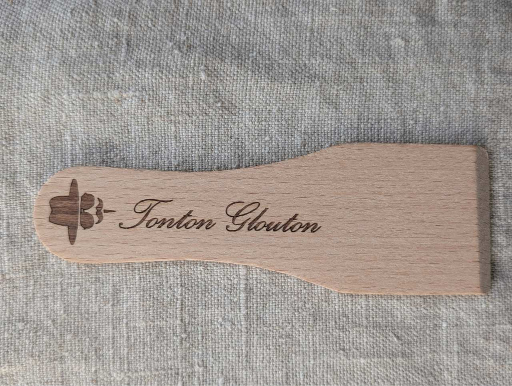Spatule raclette hipster bois chapeau lunettes gravure personnalisation