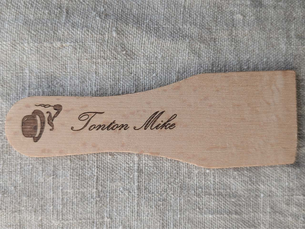 Spatule raclette personnalisée motif haut-de-forme pipe gentleman bois gravé