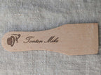 Spatule raclette personnalisée motif haut-de-forme pipe gentleman bois gravé