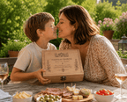 Enfant offrant un coffret sommelier bois personnalisé à sa maman pour la fête des mères au jardin