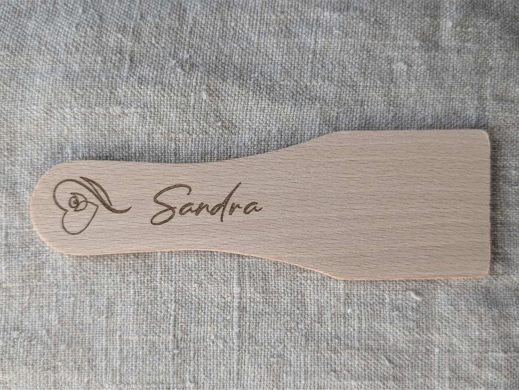 Spatule raclette bois gravée illustration coeur personnalisable artisanale française