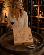 Coffret cadeau sommelier personnalisé posé sur un tonneau dans une cave à vin, cadeau original fête des mères