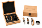 Coffret sommelier personnalisé en bois ouvert avec ses 4 accessoires vin : tire-bouchon, bouchon, verseur et bague anti-goutte, gravure sur mesure