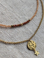 Collier 2 rangs doré femme avec étoile striée et perles nude irisé, bijou raffiné collection Éclat d'automne