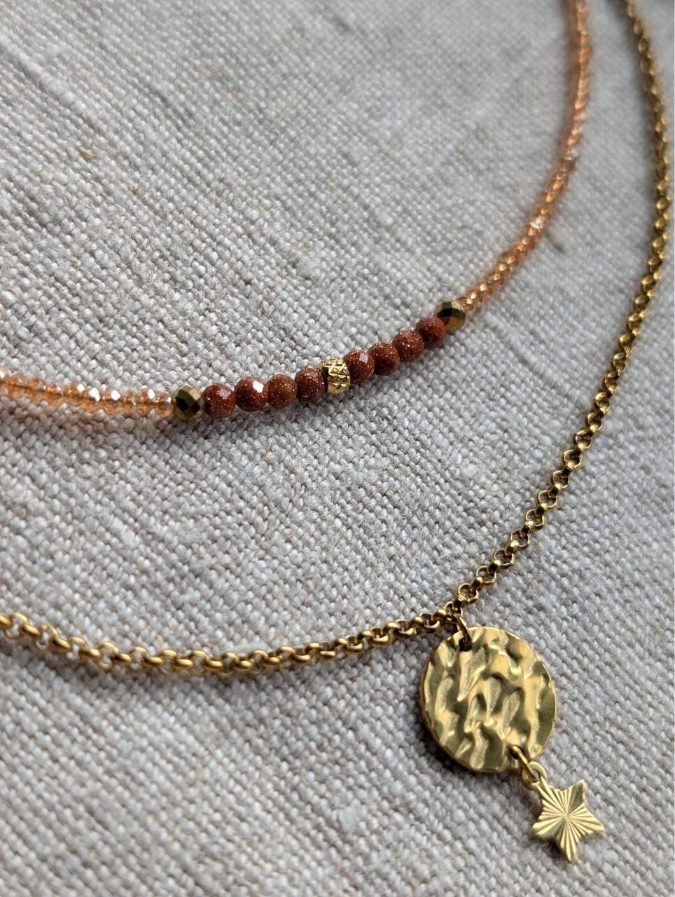 Collier 2 rangs doré femme avec étoile striée et perles nude irisé, bijou raffiné collection Éclat d'automne