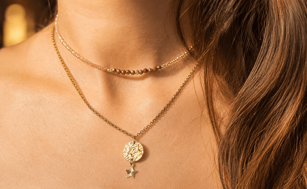 Collier double rang doré porté femme perles facettées nude médaille étoile bijou artisanal — Artesama