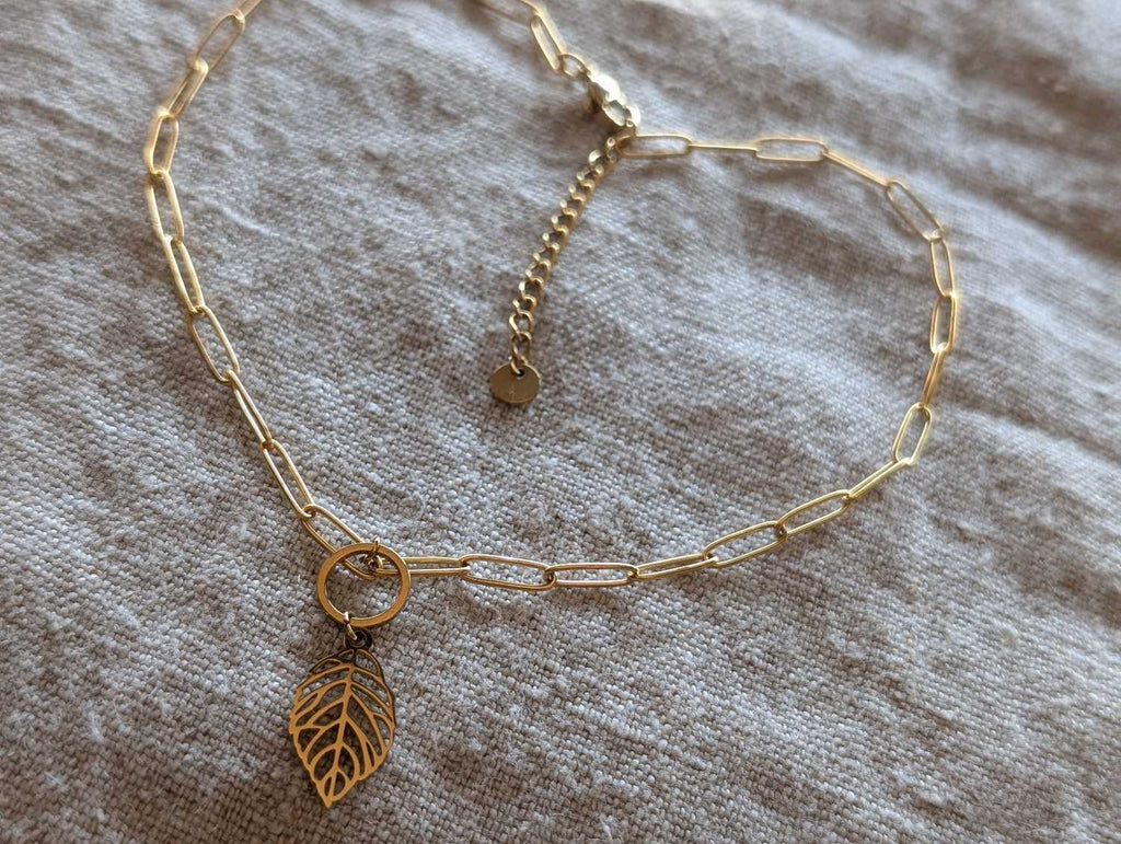 Collier élégant cadeau idéal femme chaine feuille dorée hypoallergénique