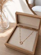 Collier anneau martelé doré présenté dans un écrin en bois naturel, cadeau bijou artisanal acier doré