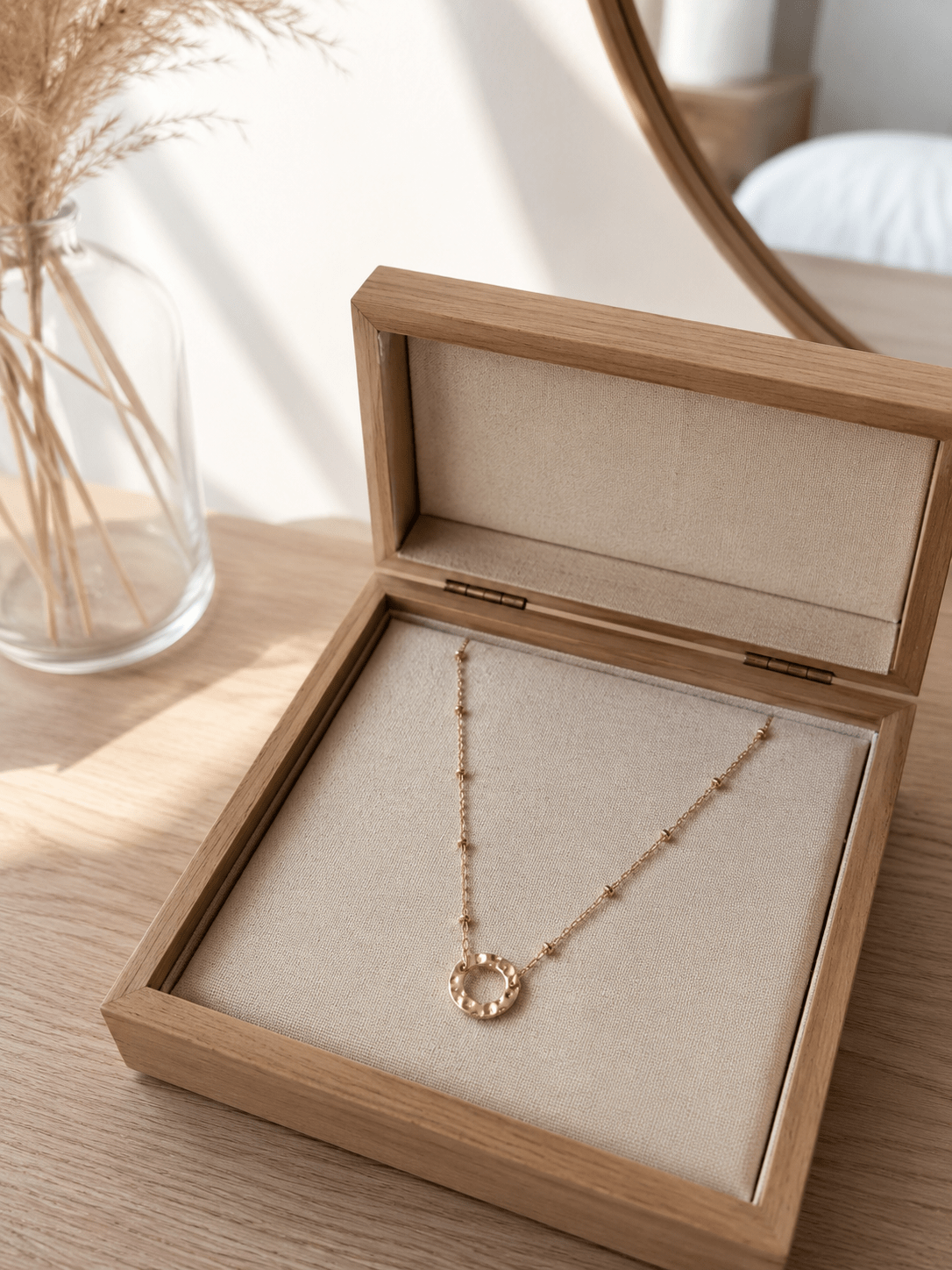 Collier anneau martelé doré présenté dans un écrin en bois naturel, cadeau bijou artisanal acier doré