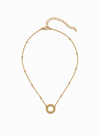 Collier anneau martelé doré pendentif cercle sur chaîne satellite acier inoxydable hypoallergénique fond blanc