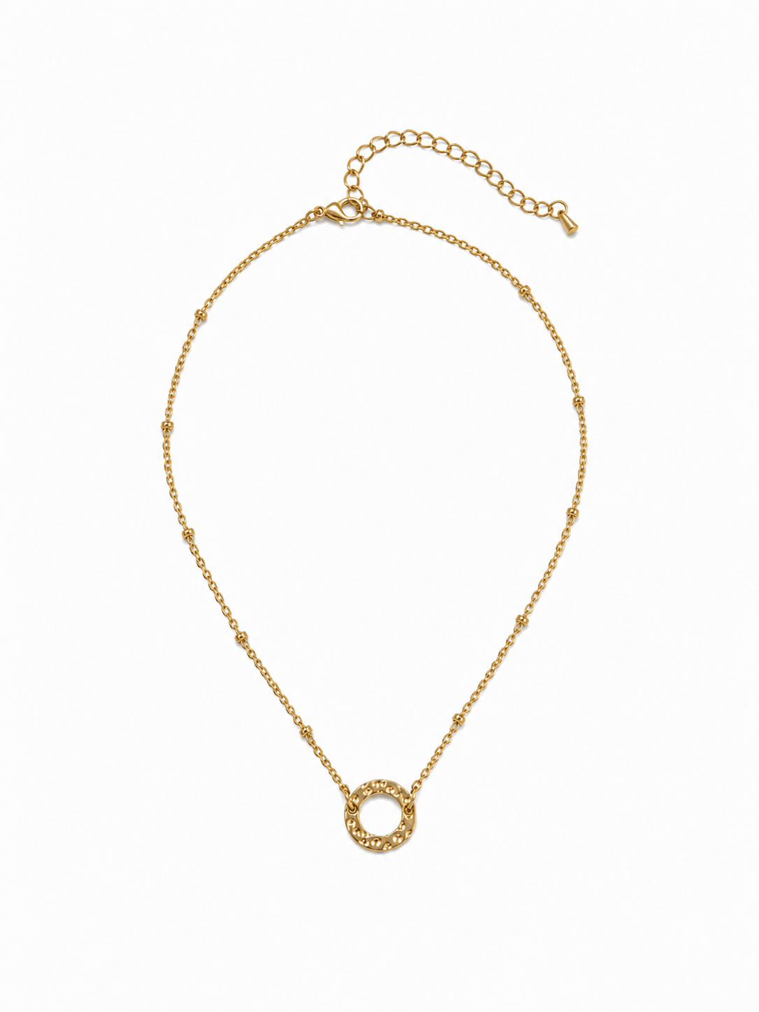 Collier anneau martelé doré pendentif cercle sur chaîne satellite acier inoxydable hypoallergénique fond blanc