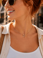 Femme portant un collier anneau martelé doré pendentif cercle acier inoxydable, look estival décontracté