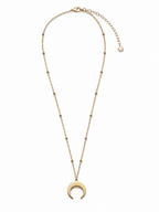 Collier corne lune doré chaîne satellite acier inoxydable hypoallergénique fond blanc