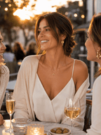 Femme portant un collier corne lune doré pendentif lunaire acier inoxydable, tenue soirée décolleté