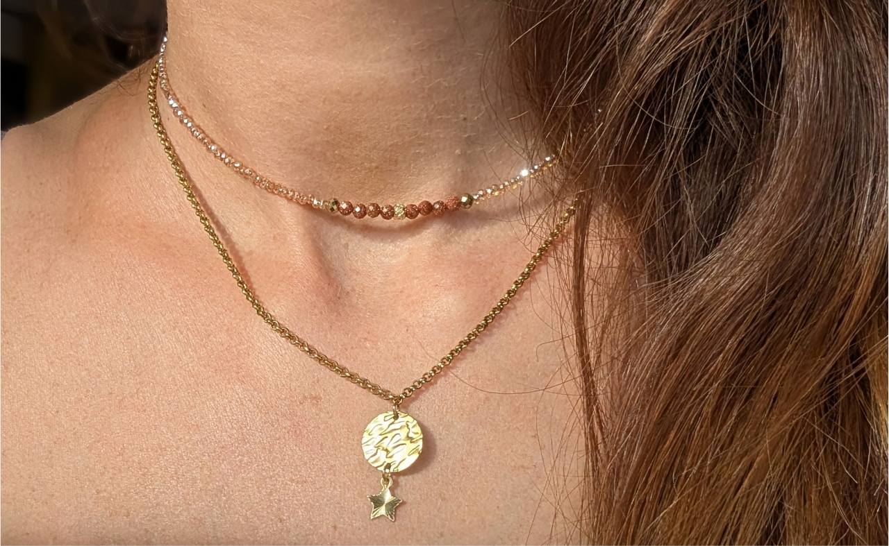 Perles de verre facettées nude irisé et perles de sable dorées 3,5 mm du collier 2 rangs doré