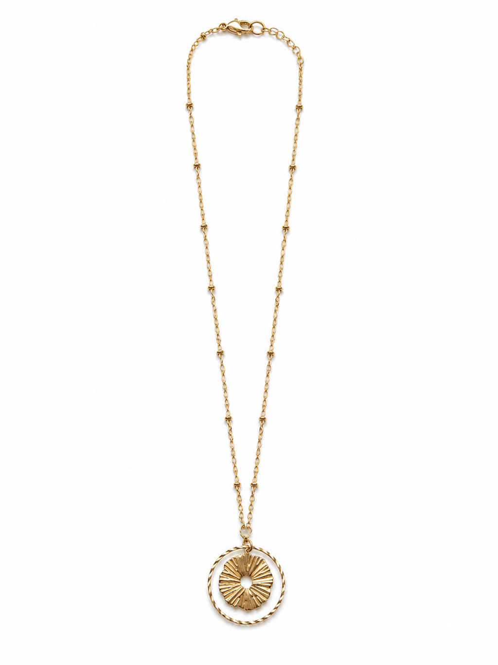 Collier sautoir doré pendentif soleil cercle rayons texturé sur chaîne satellite acier inoxydable fond blanc