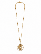Collier sautoir doré pendentif soleil cercle rayons texturé sur chaîne satellite acier inoxydable fond blanc