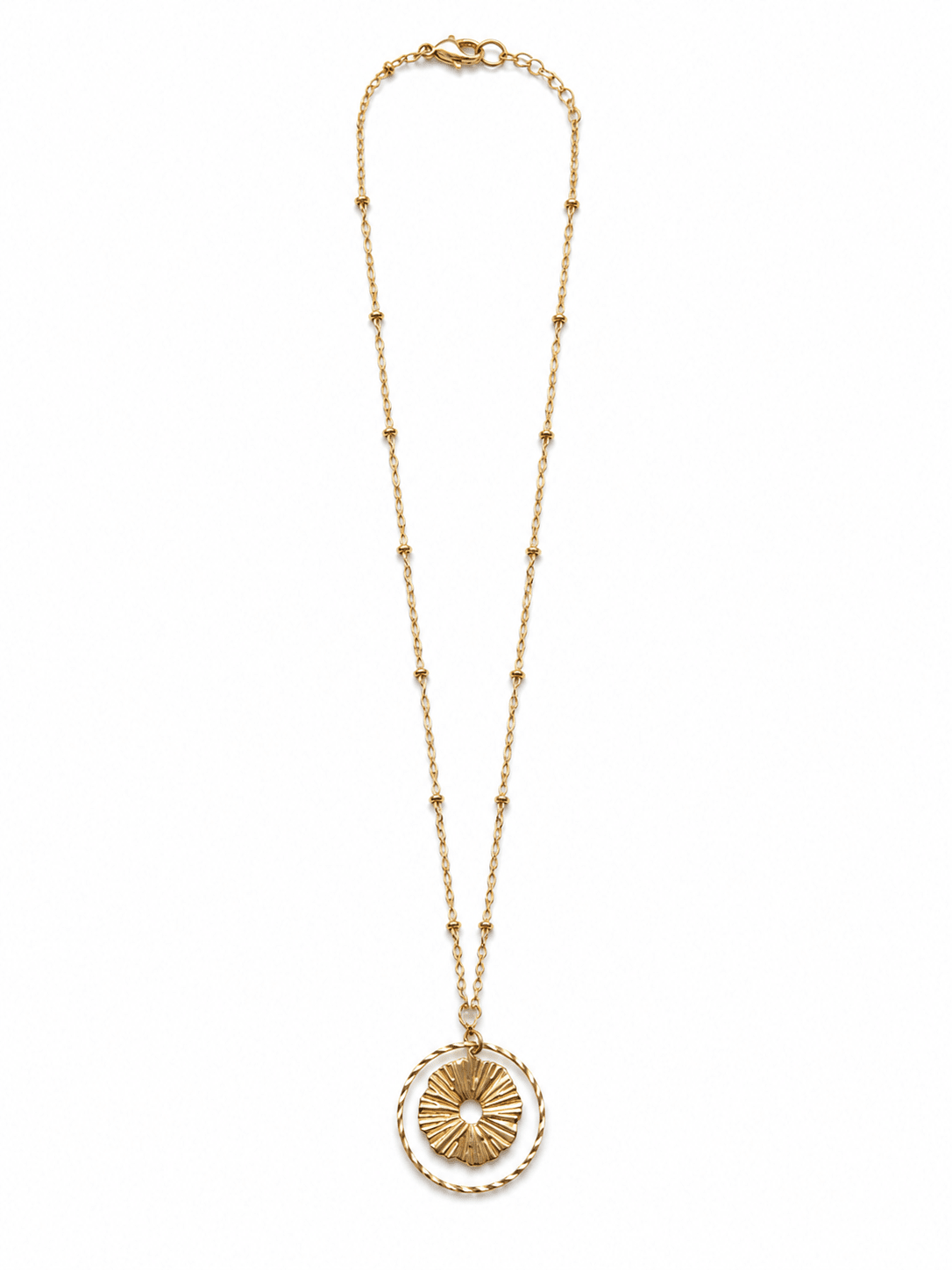 Collier sautoir doré pendentif soleil cercle rayons texturé sur chaîne satellite acier inoxydable fond blanc
