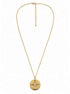 Collier médaillon étoile doré ajouré sur chaîne fine acier inoxydable hypoallergénique fond blanc