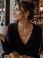 Femme portant un collier médaillon étoile doré ajouré col en V pull noir, bijou acier inoxydable doré