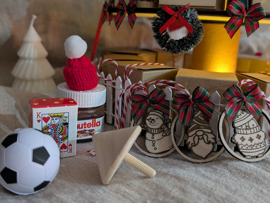 Calendrier de l'avent DIY complet 24 cases : village 3 plateaux bois avec boîtes kraft, mini Nutella, ballon foot, jeux de cartes, barrière blanche, décorations suspendues