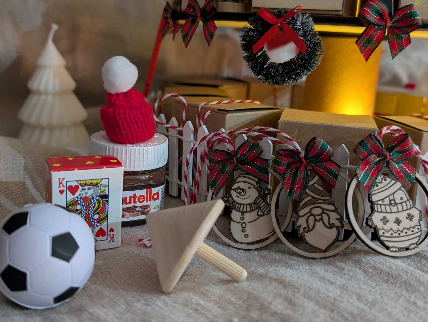 Calendrier de l'avent DIY complet 24 cases : village 3 plateaux bois avec boîtes kraft, mini Nutella, ballon foot, jeux de cartes, barrière blanche, décorations suspendues