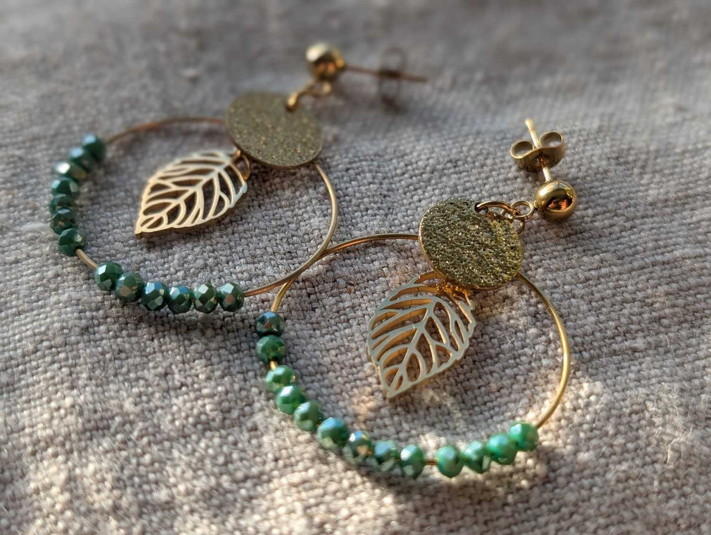Boucles oreilles créoles parure feuille dorée perles vert lagon facettées médaillon pailleté bijou femme