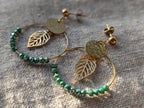 Boucles oreilles créoles parure feuille dorée perles vert lagon facettées médaillon pailleté bijou femme