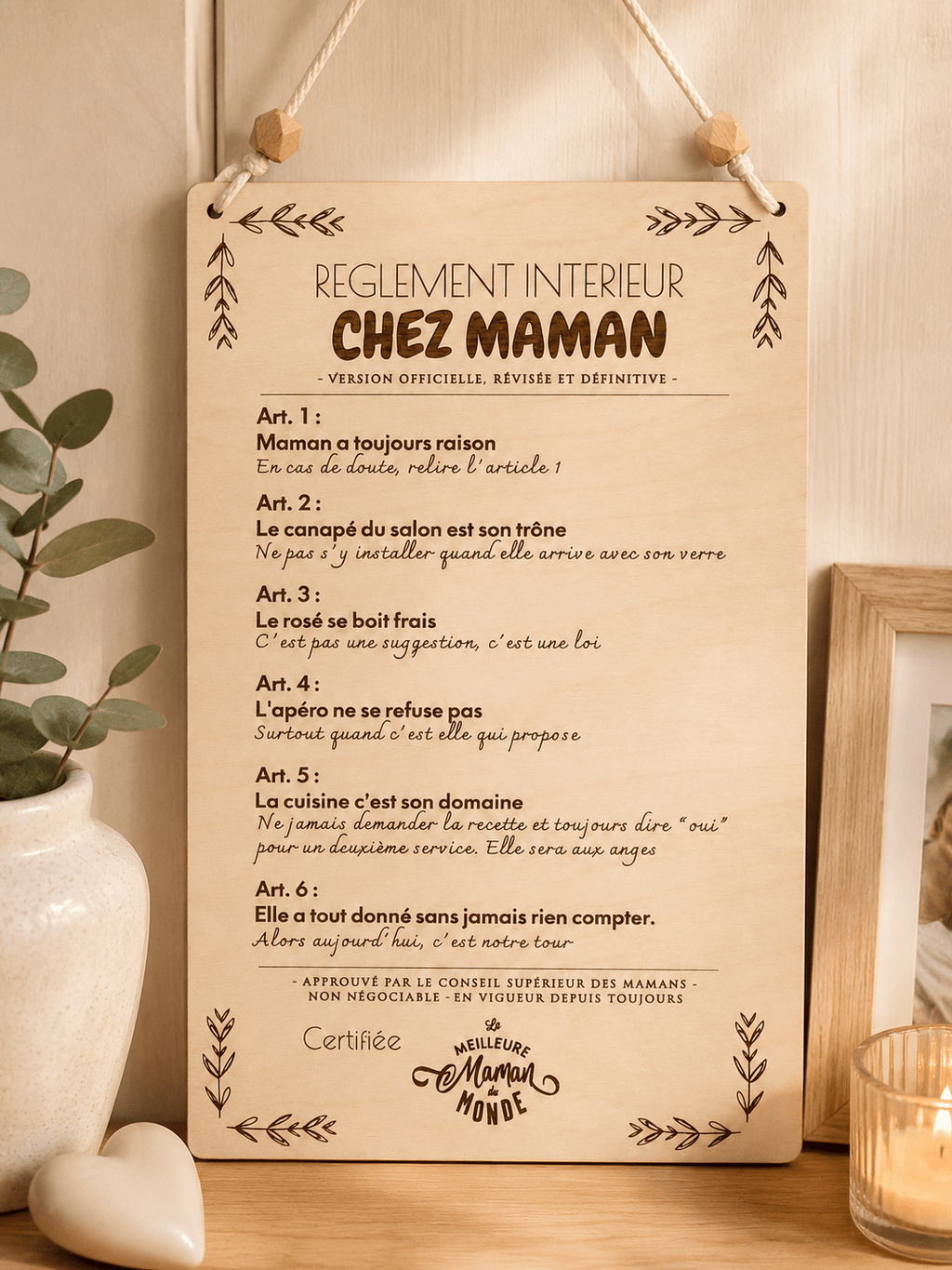 Plaque déco bois humoristique Chez Maman posée dans un intérieur cosy avec bougie et plante, cadeau original fête des mères